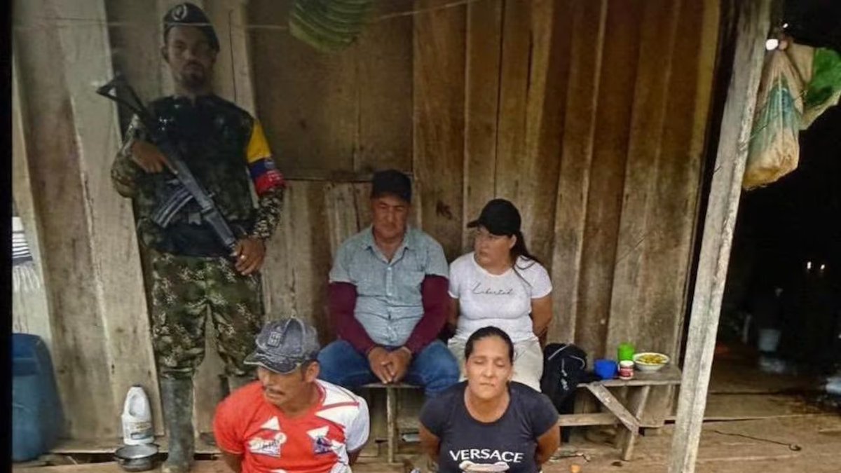 AlexLP_13's tweet photo. "Ay cómo van a mostrar cadaveres de guerrilleros dados de baja, eso es deshumanización".

Los "humanos" en cuestión: https://t.co/2LBaELoeSL