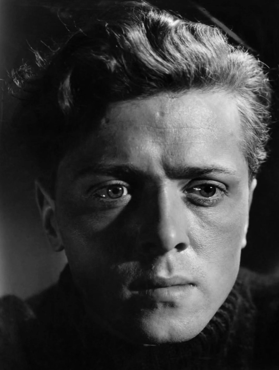 BaLaBey34's tweet photo. Se cumplen 103 años de su nacimiento. Estudió Arte Dramático en la Real Academia y, a principios de los 40, inició su carrera en el cine británico con un papel secundario en el filme bélico Lágrimas (1942). https://t.co/1jQi7NiVhi