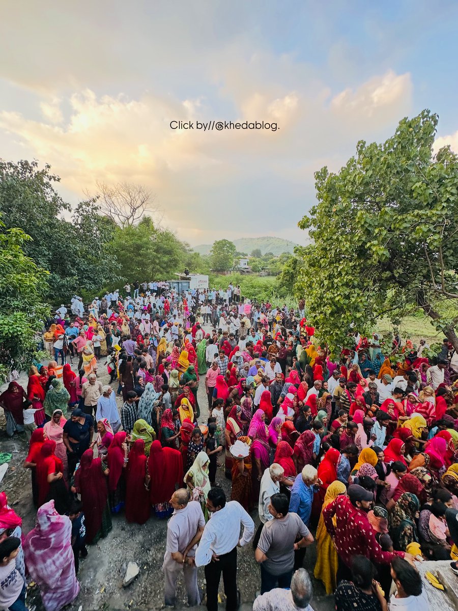naniitze's tweet photo. ज़रूरी है तस्वीरें लेना भी, आईना गुज़रे लम्हे नहीं दिखाता। https://t.co/MXWqBRITV2