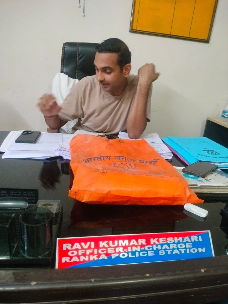 AliRajaJMM's tweet photo. गढ़वा में मतदाता सूची पर गंभीर सवाल!

एक दुकान से पहले से भरे हुए Form-7 और SIR से जुड़े दस्तावेज ऐसे झोले में मिलने की बात स��मने आई है, जिस पर BJP विधायक सत्येन्द्र नाथ तिवारी द्वारा प्रकाशित भाजपा सामग्री अंक��त थी।

@HemantSorenJMM 
@ECISVEEP https://t.co/5xkDrQ3XtI
