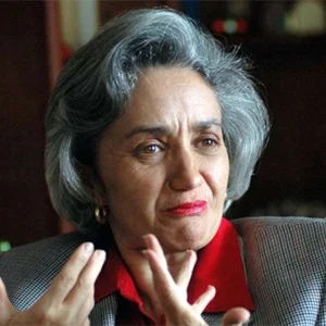 HFCardonaG's tweet photo. Esta es la nueva ministra de Educación. Una fanática perseguidora y violadora de la ley: 

Ilva Myriam Hoyos 
"Demandó a los magistrados de la Corte Constitucional Humberto Sierra Porto y Luis Ernesto Vargas por haber concedido una tutela a favor de una mujer que quiso interrumpir su embarazo por cuenta de una de las tres causales que permite la ley, pero que fue rechazada por las EPS alegando libertad de conciencia. 
Durante el trámite de la tutela, la mujer se practicó el aborto y la Corte fue mas allá y, para proteger a la peticionaria, ordenó investigar a las EPS y le impusó a la Procuraduría la tarea de hacer una campaña pedagógica en los tres casos en los que se permite el aborto. 
La doctora Hoyos, en lugar de cumplir las tareas impuestas por la Corte, denunció penalmente a los dos magistrados por no haber denunciado a la mujer por asesinato"
María Jimena Duzán
@MJDuzan