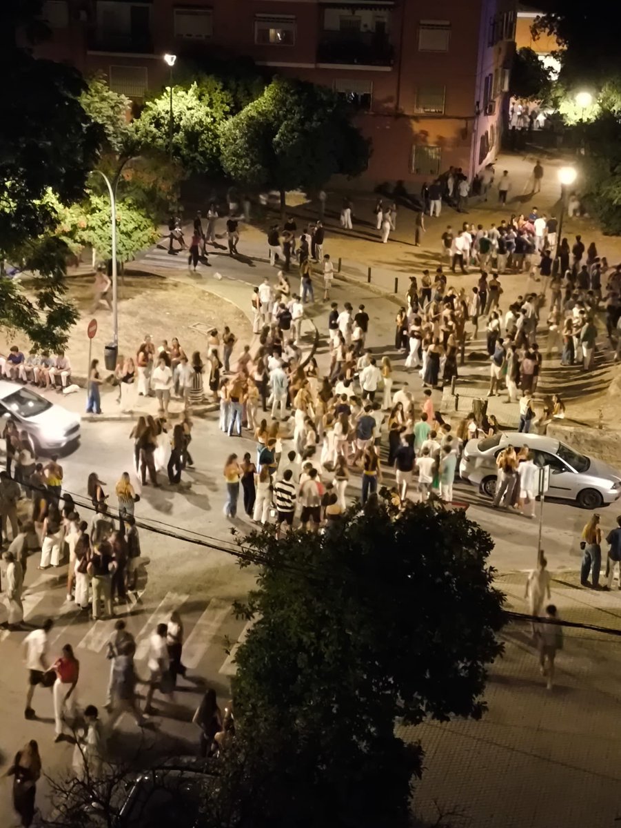poder_civico's tweet photo. Este es el nivel actual de lo que pasa en el Sector Sur de Sevilla y la inacción de @Ayto_Sevilla @EmergenciasSev @PPAytoSevilla @floresberenguer 
Debe entender @jlsanzalcalde que la situación es insoportable e insostenible. Llevamos denunciando esta salvajada desde que ustedes llegaron al gobierno, y no han movido un solo dedo para acabar con esta situación tercermundista.
Esto es lo que va a ser el Distrito Urbano Portuario de @RafaCarmonaAND. Va a ser una estafa a los que compren sus viviendas en la Raza. El ocio nocturno del muelle de Tablada atraerá todavía más está basura.
Mientras, algún representante suyo en el distrito parece haber bloqueado cualquier tipo de comunicación, dado que le debe ofender que denunciemos que no se enfrentan a quién se tengan que enfrentar o simplemente, que dimitan si les queda algo de dignidad, por no gestionar está basura que nos lleva a vivir entre plásticos, cristales, ruido, año tras año.
Los representantes de un distrito están cobrando del erario público para solucionar problemas de los barrios del distrito que representan, no para hacer la táctica del avestruz.
Este barrio estuvo abandonado por su predecesor y ahora por ustedes. Lo único que parece que les interesa es la saturación urbanística de la zona sin ofrecer ninguna solución a nada.
¿Va usted a dar una solución a la lacra del botellón?
Va a seguir callando la prensa ante el tercermundismo de esta ciudad en este asunto o solo se quejará por el botellón de la Hermandad de la Misión en Heliópolis.
No tiene piedad el Excmo. y Rvdmo. Sr. @ArzobispoSaiz con sus seminaristas  ante lo que pasa delante de sus puertas casi a diario en época estival, prácticamente cada fin de semana el resto del años y eleva una queja formal ante el ayuntamiento, que bien se ponen luego sus representantes delante del Señor, mientras abandonan a su pueblo.
La denuncia debe ser continua. Son menores, es ilegal, beben como cosacos, etc. Y el alcohol es una droga y es nociva para la salud. Vayan a los hospitales y pregunten si han subido los casos de pancreatitis en los jóvenes @RICOMSevilla. Hablan ustedes de una juventud con cada vez más casos de depresión, pero no lo relacionan el efecto depresor del alcohol y otras drogas @COP_AO
CC: @Navarroantolin @juanpress @JuanRuesga @alamedera @aycarmelaaaaa @djgeniz 
CC: @rafa_arandau @2imori @victoriafloher 
CC: @alberto_romera 
CC: @lavozdelsures
CC: @elpespunte
CC: @SalomonHachuel
CC: @susavaldes @soychema
CC: @isabelcampos7

Y el remate final es la brigada de limpieza limpiando (mal) las vergüenzas a las 02:30 am con su correspondiente ruido, para que al día siguiente, el ciudadano que no vive aquí, no se percate de lo que pasa. No estamos en contra de que se limpie, pero la solución no es limpiar después del botellón, la solución es que el botellón no se produzca.

¿Hasta cuándo?