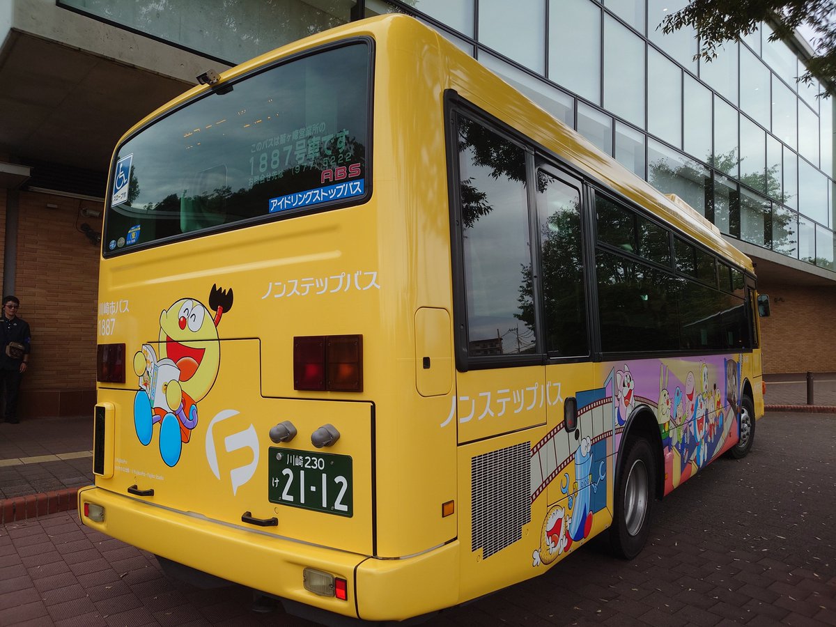 kawasakisokyoku's tweet photo. めちゃくちゃインパクトのある「コロ助」号。川崎市藤子・Ｆ・不二雄ミュージアムの館内にあるＦシアターをイメージするラッピングとなっているそうです。
#コロ助
#川崎市
#ドラえもん https://t.co/6rc1JcHOPH