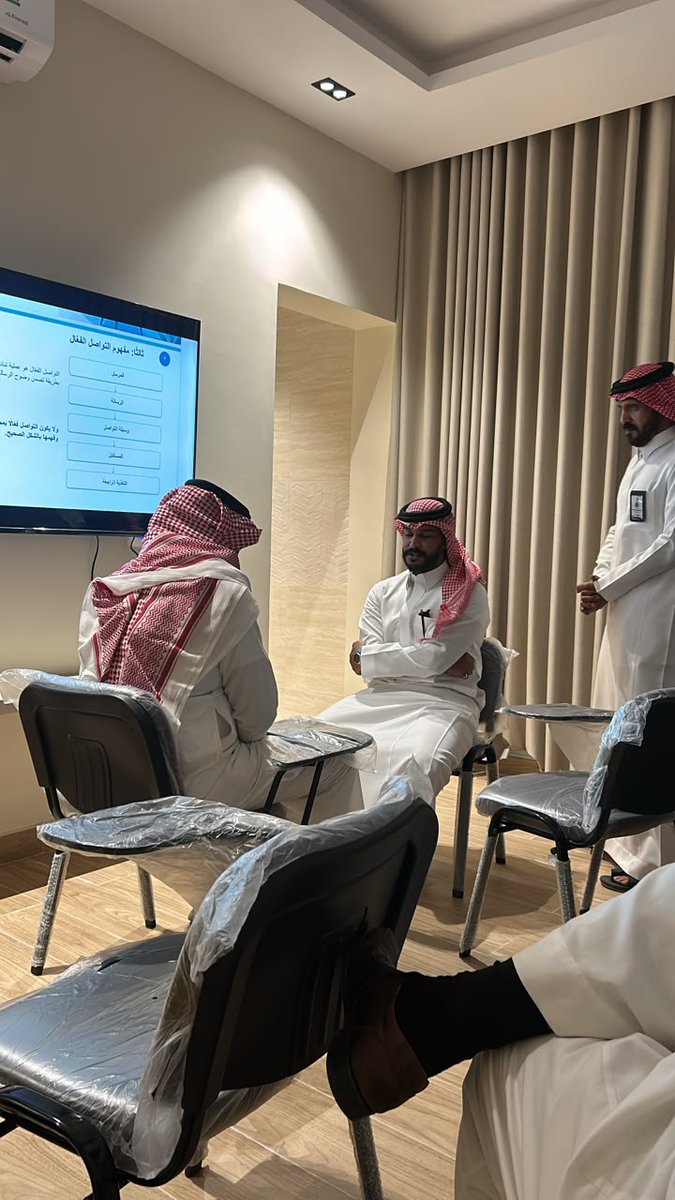 WATHQALMAGD1011's tweet photo. ورشة عمل بعنوان مهارات التواصل الفعال مع المستفيد إعداد وإلقاء رئيس الفريق الفني الأستاذ عبد الكريم العنزي وبتفاعل رائع ومتميز من فريق عمل واثق المجد https://t.co/esdqYg6yk3