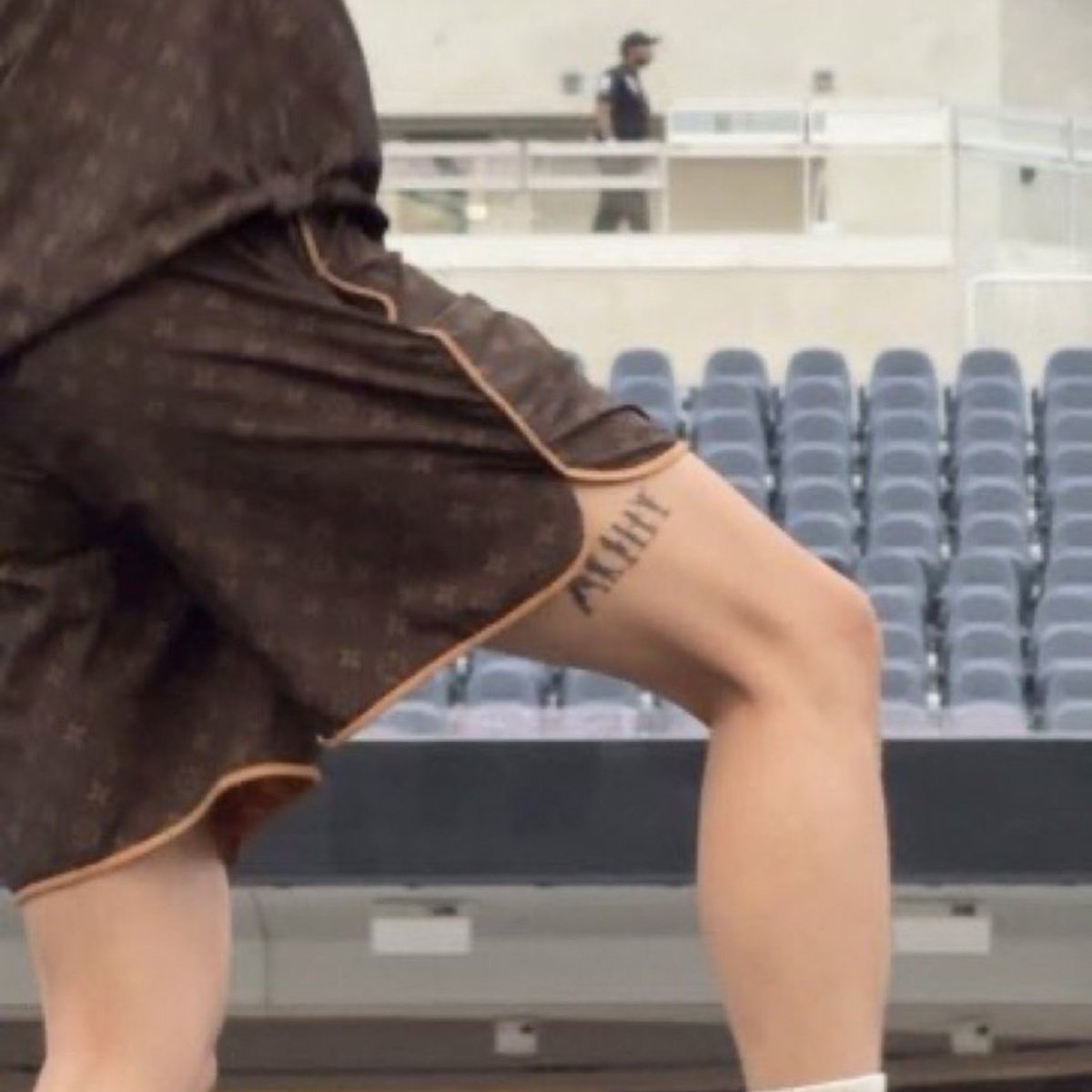 aegyoeobta's tweet photo. SHUT THE FCK UPPP IS THAT A "GOT ARMY RIGHT BEGIND US WHEN WE SAY SO" ARMY TATTOO????? HOBI???? https://t.co/GzxqFswtIJ