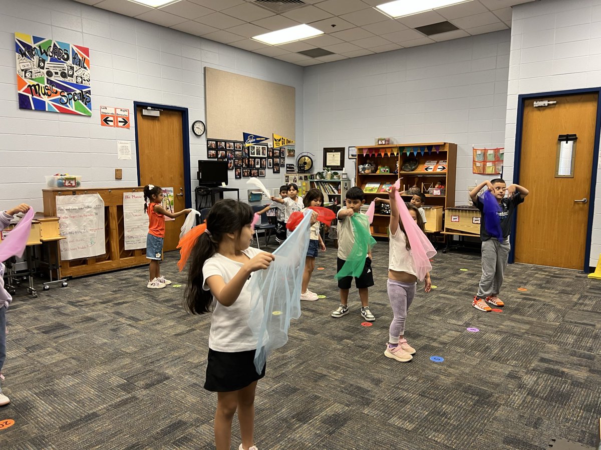 mimosamusic's tweet photo. 1st grade used scarves for the creative movement part of our lesson! @koperniak @FultonCoSchools @Sara4fcs @AmandaS_EDU @MimosaManatee https://t.co/6sHJPGCJJP