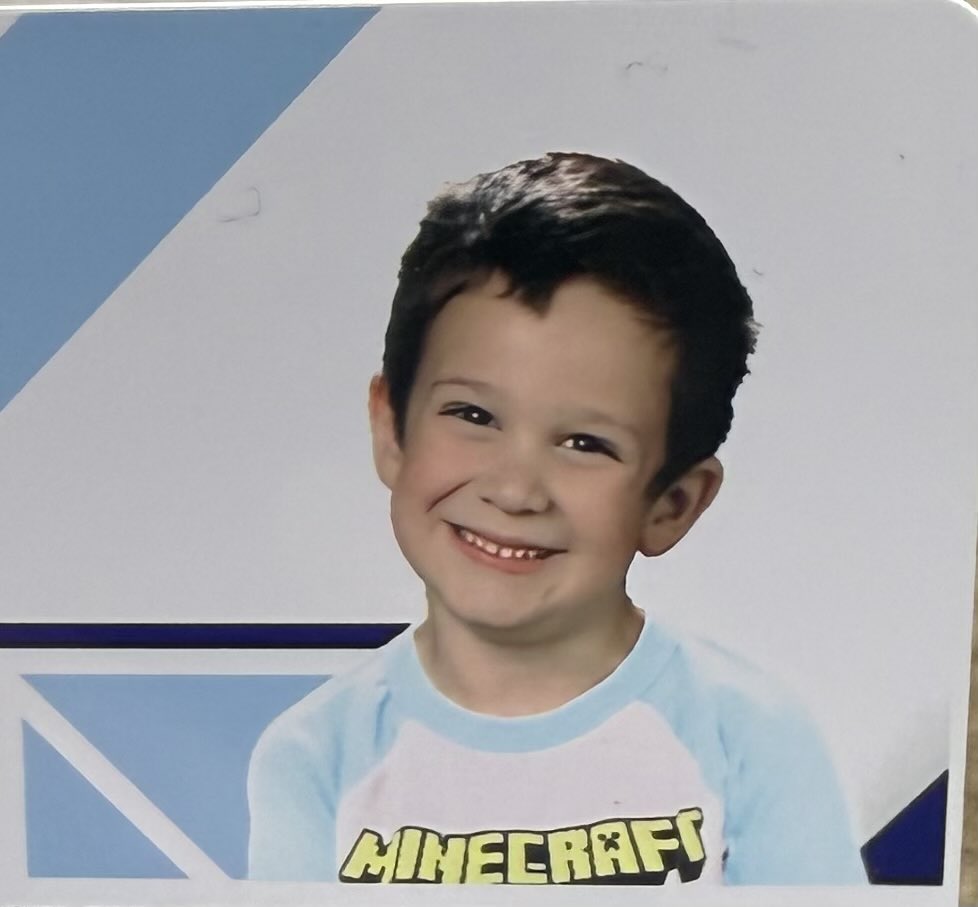 angela_roeder91's tweet photo. My kid said the only way he would take his school picture was if he got to wear his favorite @Minecraft shirt. The picture turned out great so I can’t complain. He wants to be like @Dream when he gets older #minecraft #gamerkid https://t.co/Huh6DZvOEj