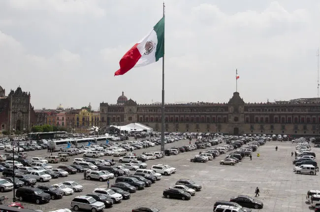 rashidelap's tweet photo. ¿Se acuerdan cuando @EPN en su Segundo Informe de labores, utilizó el zócalo de la ciudad de México como estacionamiento para sus altos funcionarios y sus guardaespaldas?

Reitero, del 2018 a la fecha las cosas han cambiado para bien aunque algunos tengan la nostalgia de utilizar el zócalo como estacionamiento.