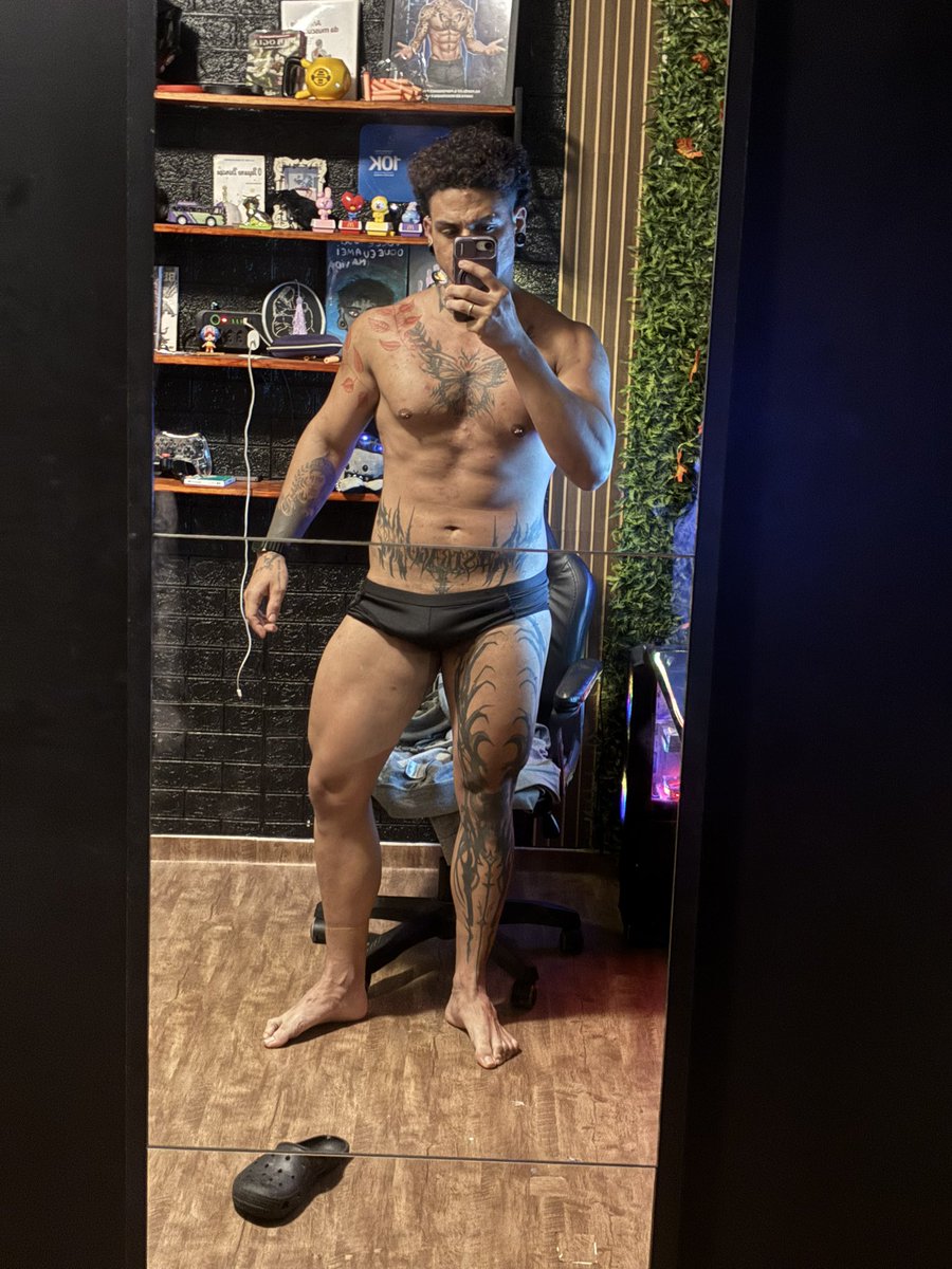 badtzboy_'s tweet photo. Ser gostoso ainda n tá me salvando de trabalhar o dia inteiro e estudar de noite 😔 https://t.co/IdIpbZP9nm
