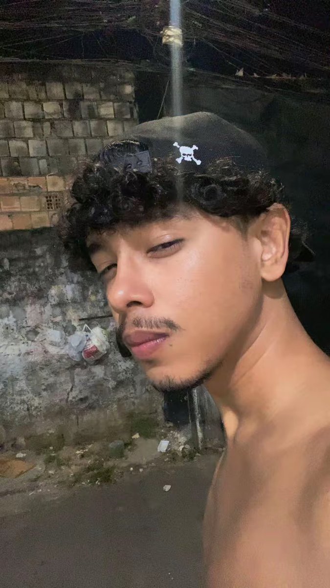 fvckfranc's tweet photo. Esse sou eu:
Idade: 26
Pronomes: ele/dele
Orientação: gay
Altura: 1,77
Calço: 39
Signo: aquariano 
Fumo: não 
Drogas: quero
Bebida: brahma
Tatuagens: 0
Piercings: 0
Cores favoritas: vermelho 
Música: leak it https://t.co/WpkirI0508