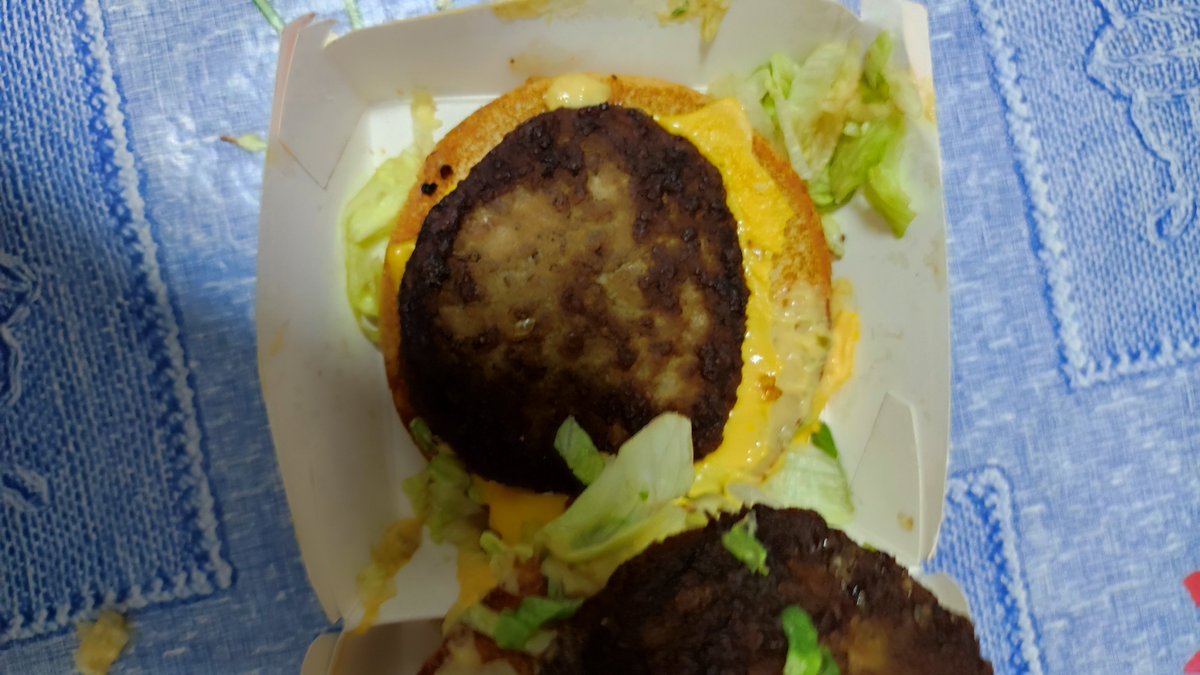 deblima's tweet photo. Olha como veio o lanche , pedi e veio incompleto . E o que veio olha isso , tentei pelo app e nao respondem 
@McDonalds_BR https://t.co/oOPoKi7PLw