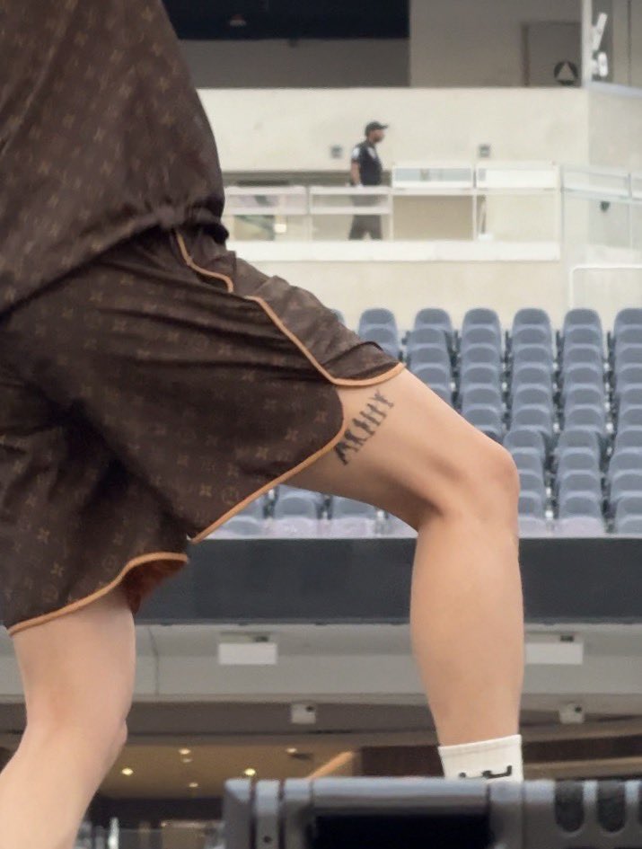 jhopewaist's tweet photo. J-HOPE’S NEW TATTOO 😭😭😭😭😭😭 https://t.co/VMOE7QonYD