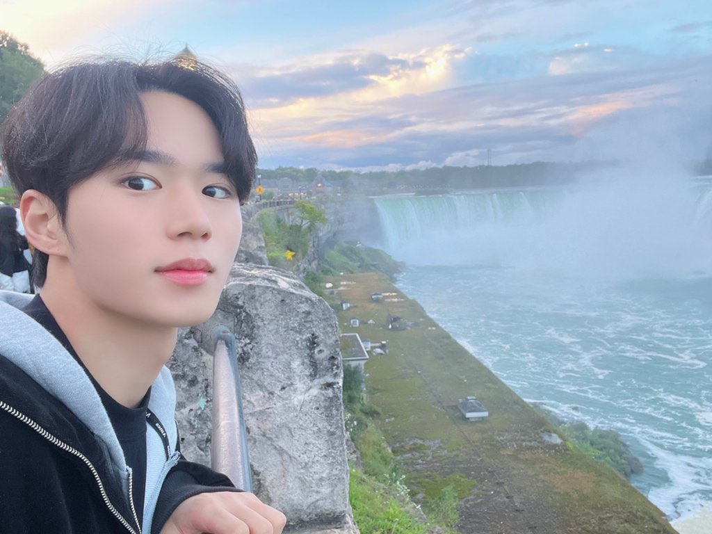 forkjunseo's tweet photo. 260903 stationhead❣️
#준서 #JUNSEO #ALD1

junseo talking about how he loved his 2022 trip to niagara falls 🥺🩵

🦊: for me, out of the travel destinations i’ve been to, niagara falls! it was legendary
🐶: niagara waterfalls
🦊: waterfall i love it. i realised that in front of nature, i’m really nothing
🦊: when i saw this incredible waterfall, it was so beautiful. there was a rainbow, birds flying around and the water was splashing everywhere. it was really the kind of scenery that made me think “i can’t believe i get to see something like this in my life”
