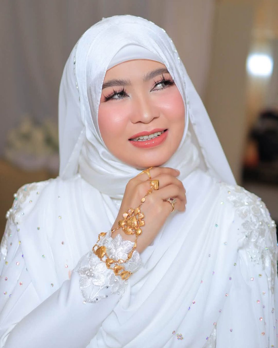 OzanYocan's tweet photo. The Beautiful Muslim Bride, Maam Khadijah Mohamad. Bridal makeup artistry by Jaya Nacalaban. https://t.co/nfJupCA739