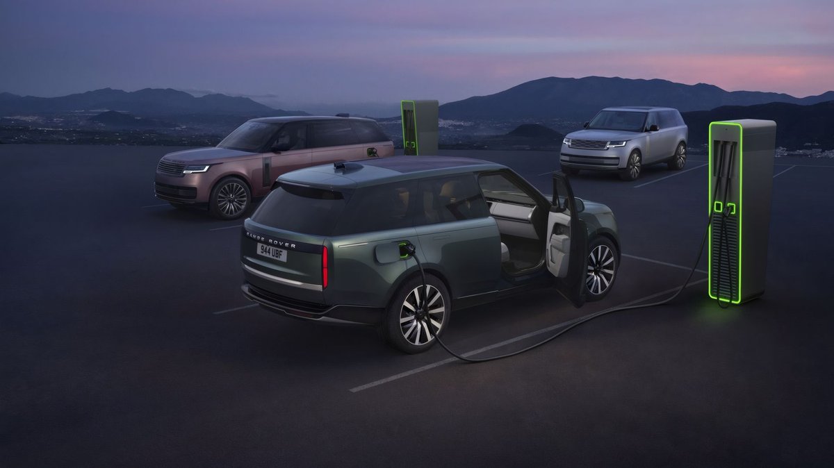 RecyWiki's tweet photo. Elkészült a Range Rover elektromos változata: #auto

Nem csak a Jaguart állítják át elektromos autók gyártására, de a Range Roverből is elkészült az első, tisztán elektromos változat. A hajtást két villanymotorra bízták, ezek legnagyobb… https://t.co/RP17nI5Ee2 https://t.co/MCybepyYDy