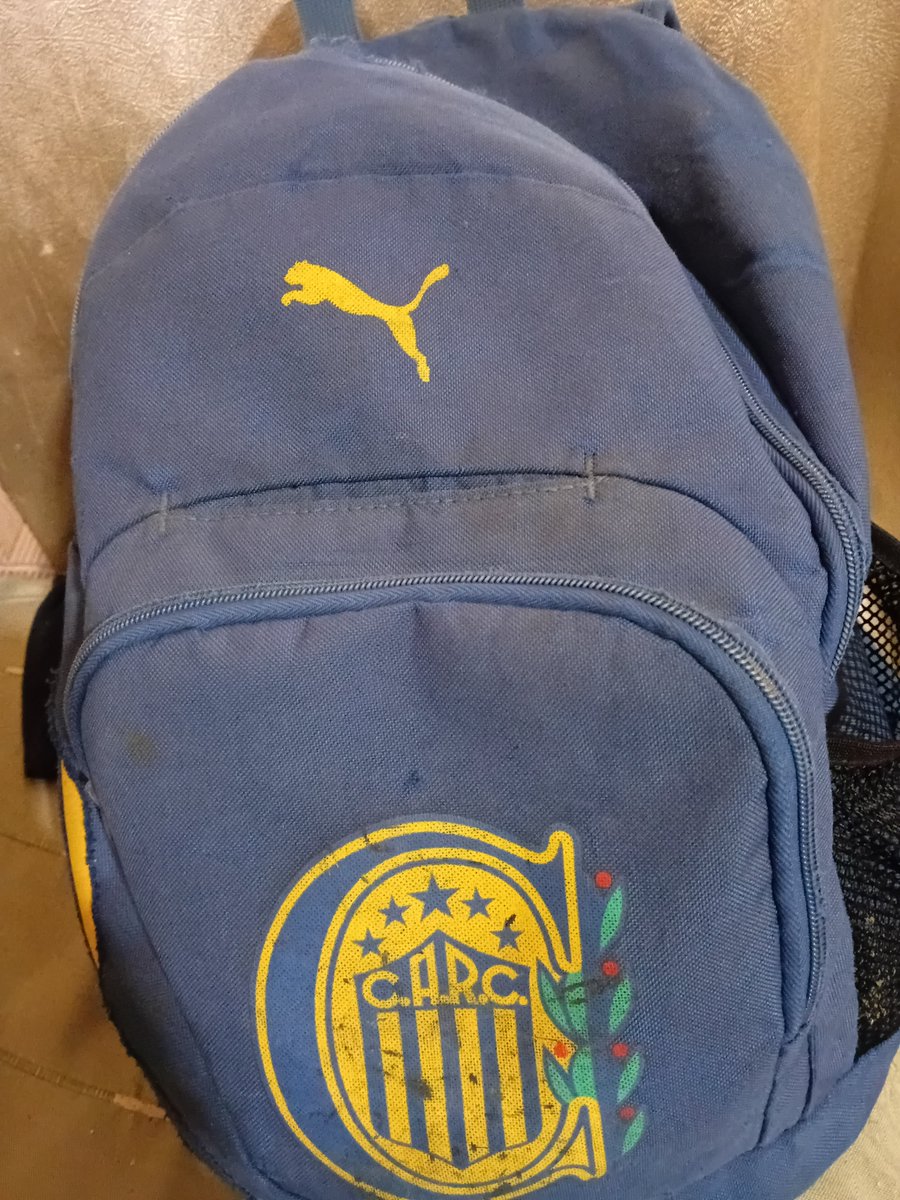 Carc1971_'s tweet photo. Si no es la mejor mochila de la Historia de las mochilas pasa raspando. 15 años tiene y mi viejo la sigue llevando al laburo https://t.co/puVQe5B8Nk