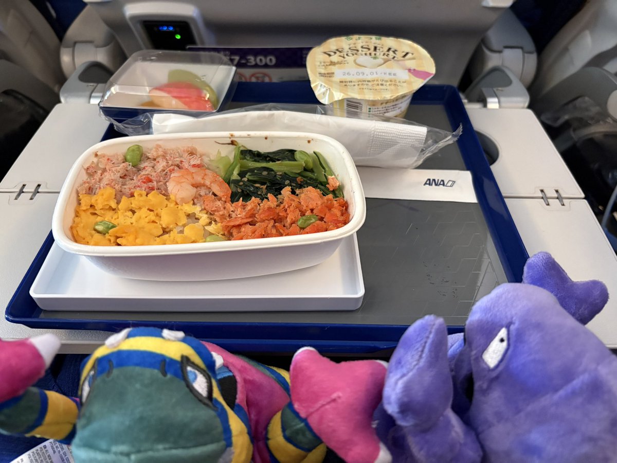 2chafhi's tweet photo. 旅行記(日記)
8/26
初日　空港では日本への別れを惜しむように川豊へ。飯増しはやりすぎ。
退屈な機内もベトベトと仲良く飯を食って過ごし現地着。
いきなりベロリンガが光り、知らんおっさんに出会いこの度の吉兆を見る。
そういえばポケカでナゲキ使ってたことあるな。 https://t.co/ovXMRhfwz7