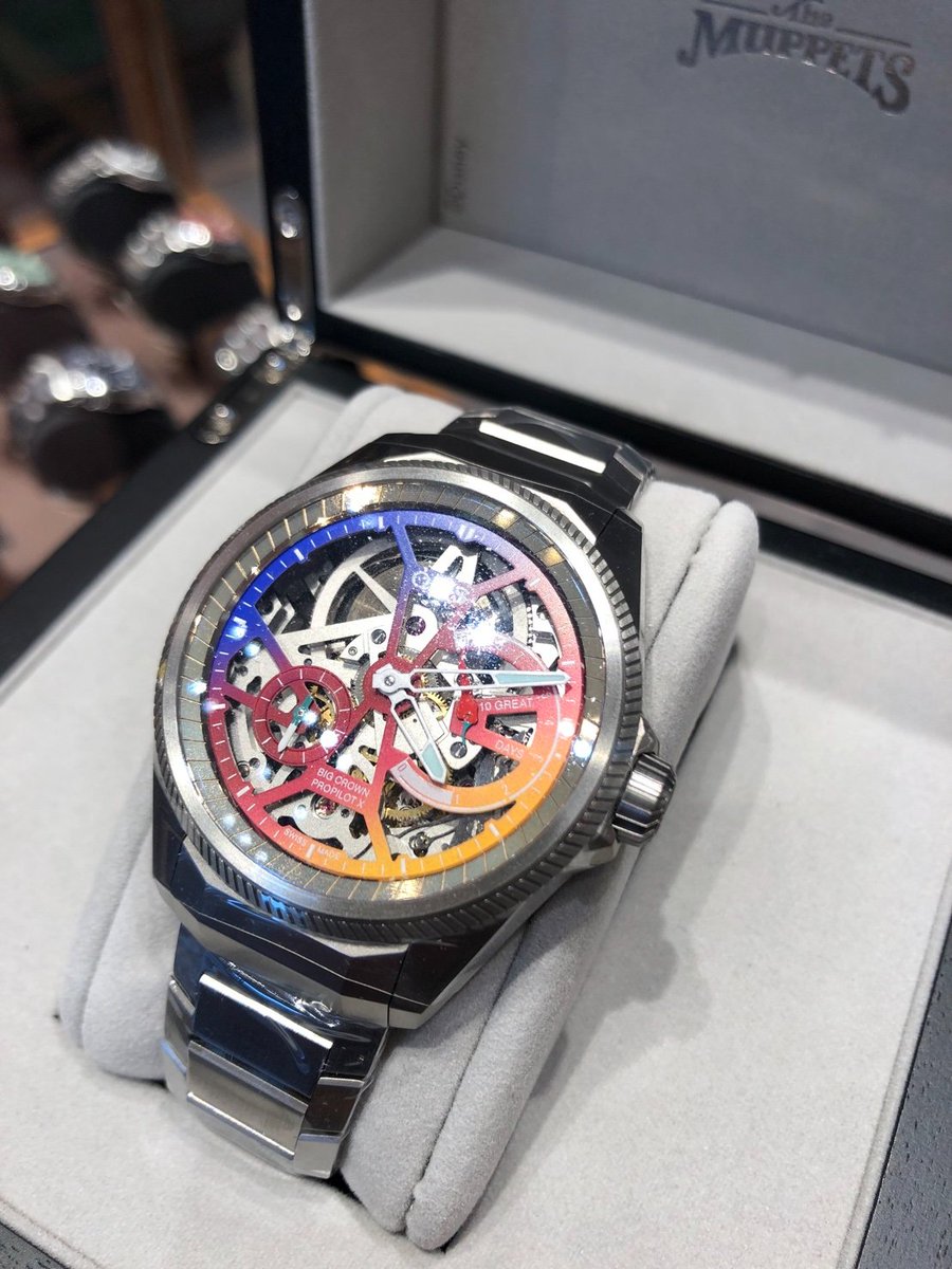 Oris_Japan's tweet photo. プロパイロットX ゴンゾ エディション

ORISとDisney「マペッツ」のコラボレーション第3弾は自分らしさと勇気を象徴するゴンゾの特別モデルです。

10日間パワーリザーブを誇る自社開発手巻きムーブを搭載のプロパイロットＸキャリバー115をベースに遊び心を詰めこんだ1本です。 https://t.co/5QOBsePkW3