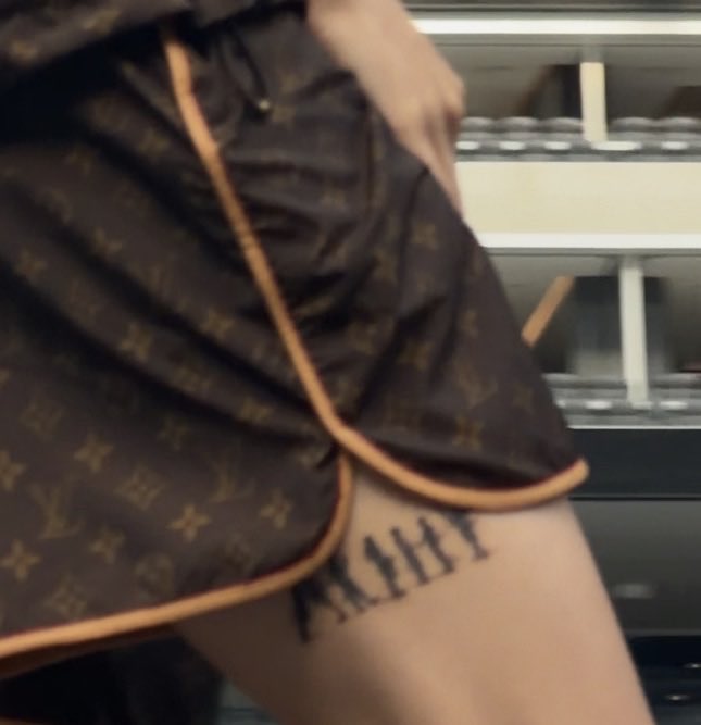 youthorie's tweet photo. o hoseok simplesmente tatuou os membros do BTS em butter enquanto eles formavam a palavra "ARMY", vsf eles se amam e eu amo ser amada por eles https://t.co/xR5YrAIBMi