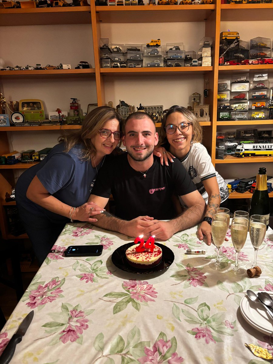 iamdanielmd's tweet photo. +24! 🎂❤️ || Cumpliendo años en casa, en familia. https://t.co/Eyy7Q1Jppu