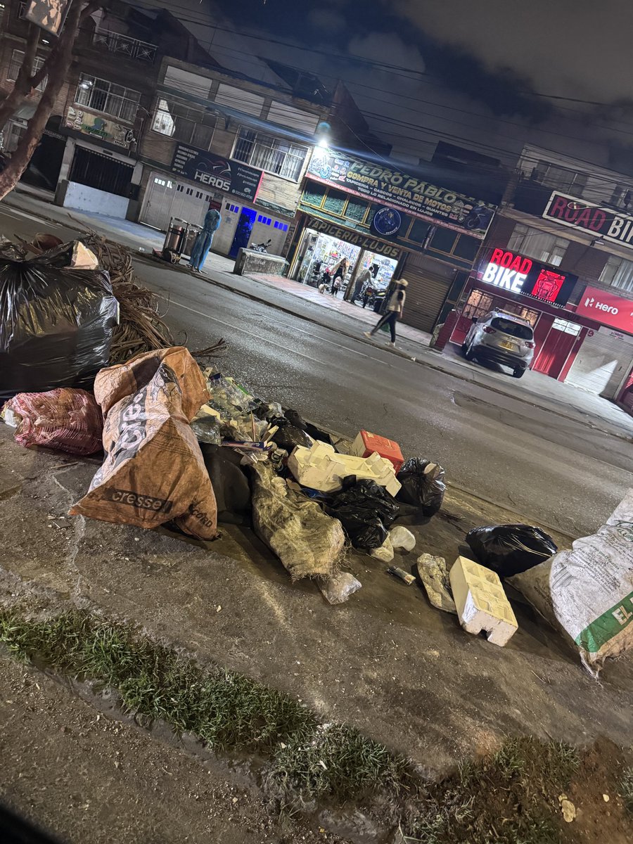endocrinorosero's tweet photo. Bogotá, especialmente el sur, está hecha un muladar.

Basura, abandono y deterioro por todas partes.

¿Lo peor? Ya ni siquiera escandaliza.

Por qué nadie habla de esto?

Por qué no es noticia? 

@Bogota @CarlosFGalan https://t.co/1kqOJisU7r