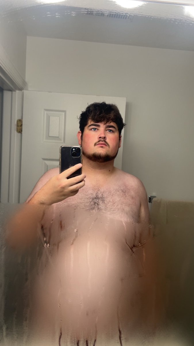 WalkerDylP's tweet photo. The tan line is atrocious https://t.co/IJCBAeyMsv