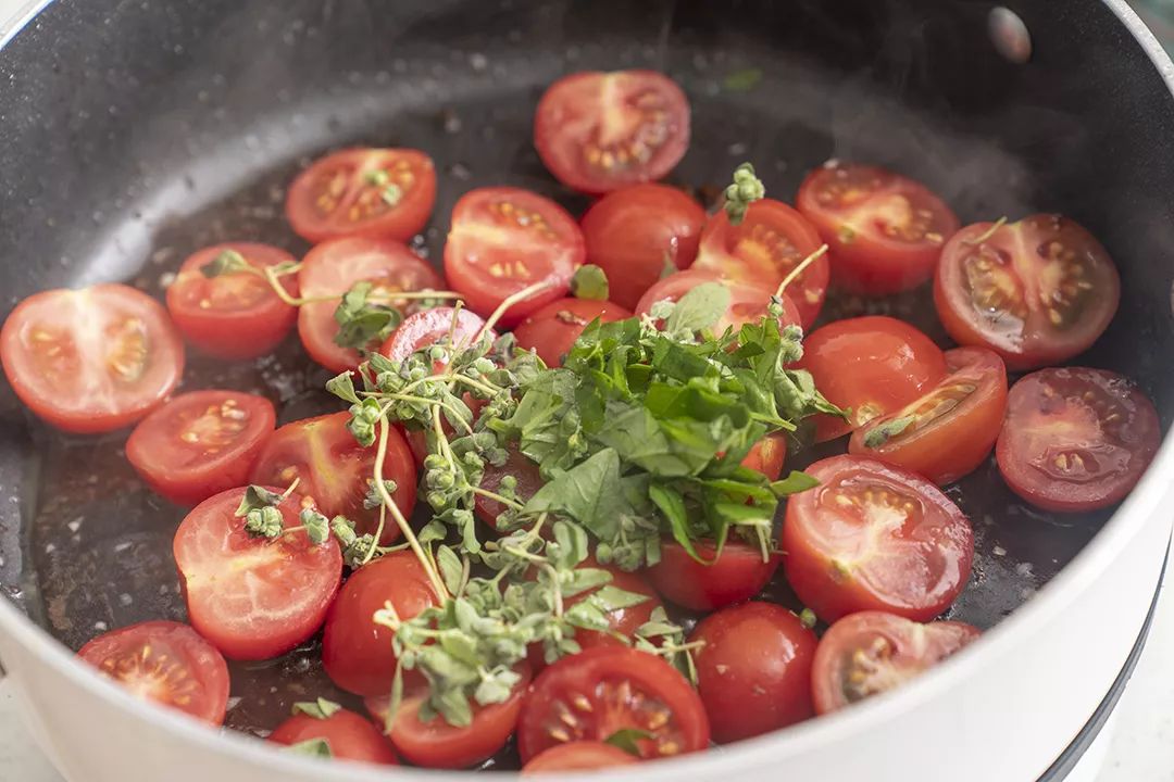Rajkofab's tweet photo. [Fresh organic cherry tomatoes — sweet, juicy, no watery aftertaste! Perfect for salads or snacking. 10/10 would buy again ]， https://t.co/Y8jwsfzuCP