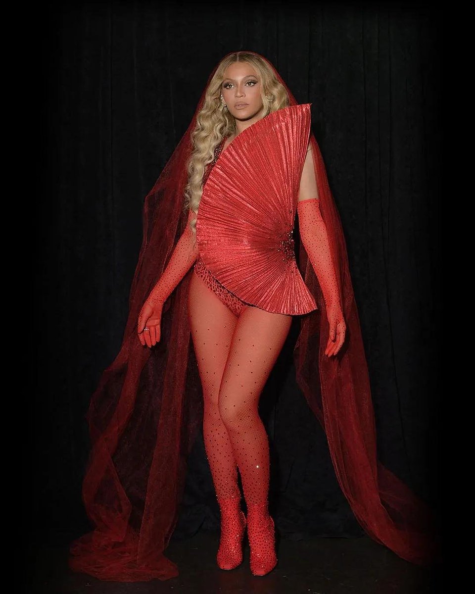 CELIAYONCE's tweet photo. This look was so ICONIC 🔥 https://t.co/0OFjIw48Ph