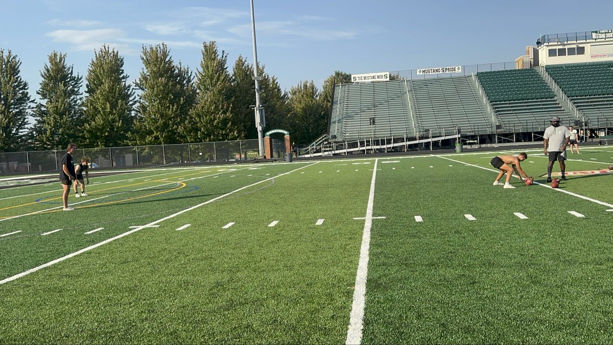 AustinTrusnik22's tweet photo. Post-practice snapping with NFL Punter Jamie Gillan. Always working, always learning, always improving my craft. 🏈 

@jason_trusnik @247Sports @Mark__Porter @Strongsville_FB @KohlsKicking @SpecialTeamsU 

#RaiseTheStandard https://t.co/u3Z7dAbUMJ