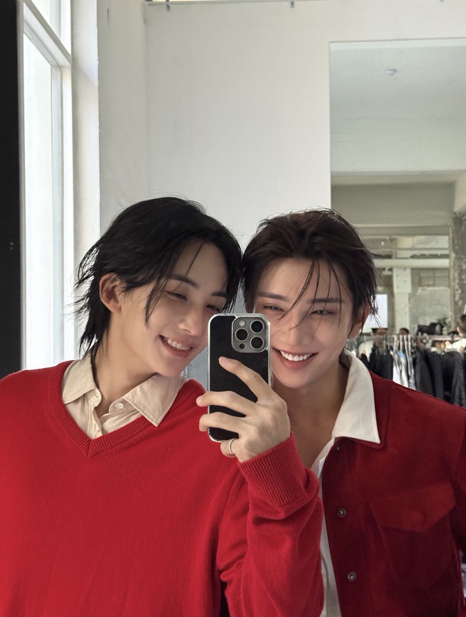 dyihanist's tweet photo. i don’t think i’m getting over these jihan mirror selcas anytime soon. watch me become too much annoying for posting these pictures every day https://t.co/BbWSWzvBUT