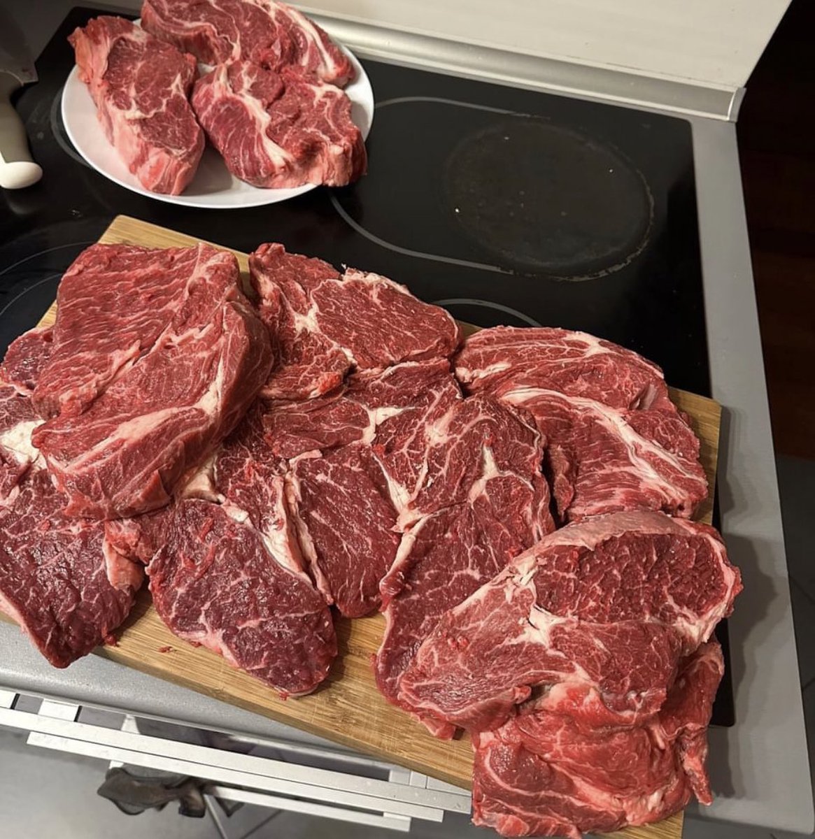 AlpacaAurelius's tweet photo. Eating twice as much meat to make sure vegans don’t make a difference https://t.co/jwZeyTTLvs