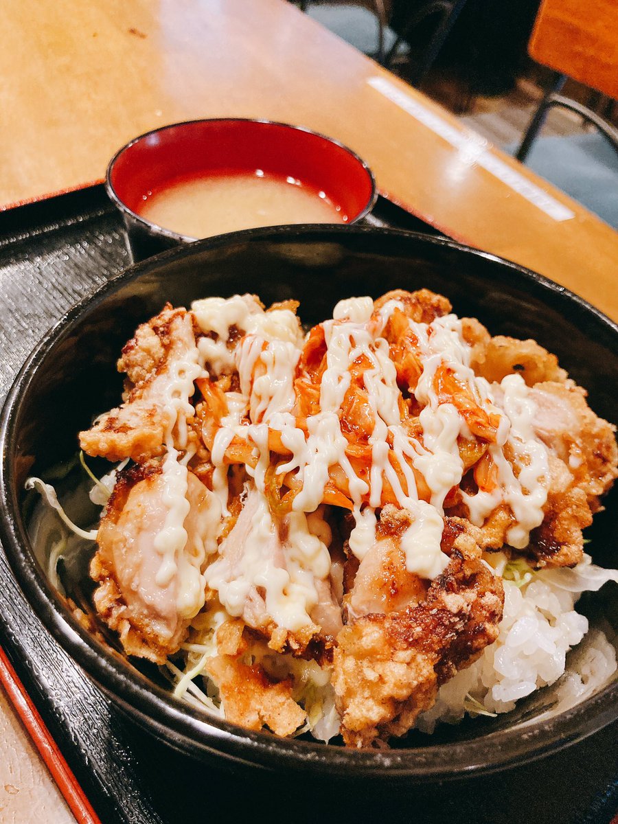 Soulmate_121007's tweet photo. 西新宿soulmateランチ11時からオープンです！

夕方から雨みたいですね…降られる前にササっとごはん食べて午後に備えましょう🙌
お財布にも優しいワンコイン鶏丼！
もちろん大盛りも出来ますよ〜

#西新宿
#ランチ
#鶏丼
#ワンコイン https://t.co/6VauXXUkWR