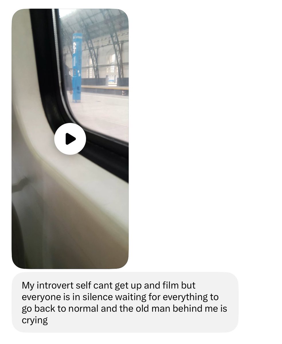arana_julii's tweet photo. Pas di hari Leo ngumumin pensiun dari national team, lagi chat sama temen orang argentina. 

Doi lg di kampus dan banyak kelas jadi di cancel. Trus dia balik naik kereta dan kereta delay. Tempat makan jg nyuguhin pesanan jd agak lama

Beneran moment of silent hari itu 💔😔🥹 https://t.co/NLTS9FF9oD