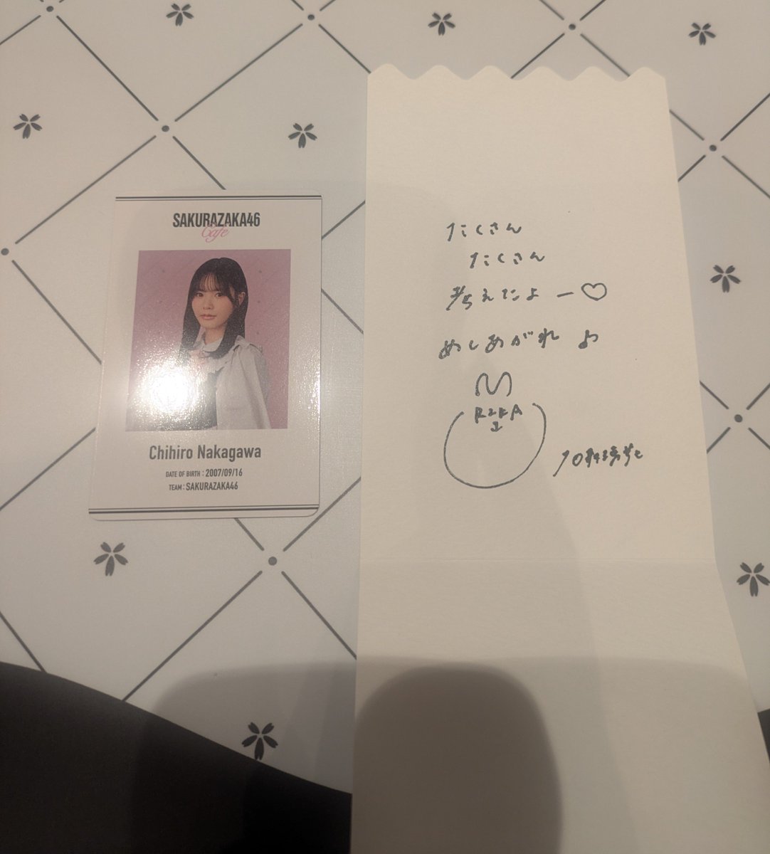 gunyari_con's tweet photo. 櫻坂46 カフェ　櫻坂カフェ　トレ　トレード

【提供】
後期特典（紙ナプキン風カード）:石森
IDカード:中川

【希望】
後期特典:谷口＞ほかメンバーにより検討
IDカード:幸阪＞山田

backs初日直トレ
ナプキンは郵送可能📮 https://t.co/CRW7DKMNVE