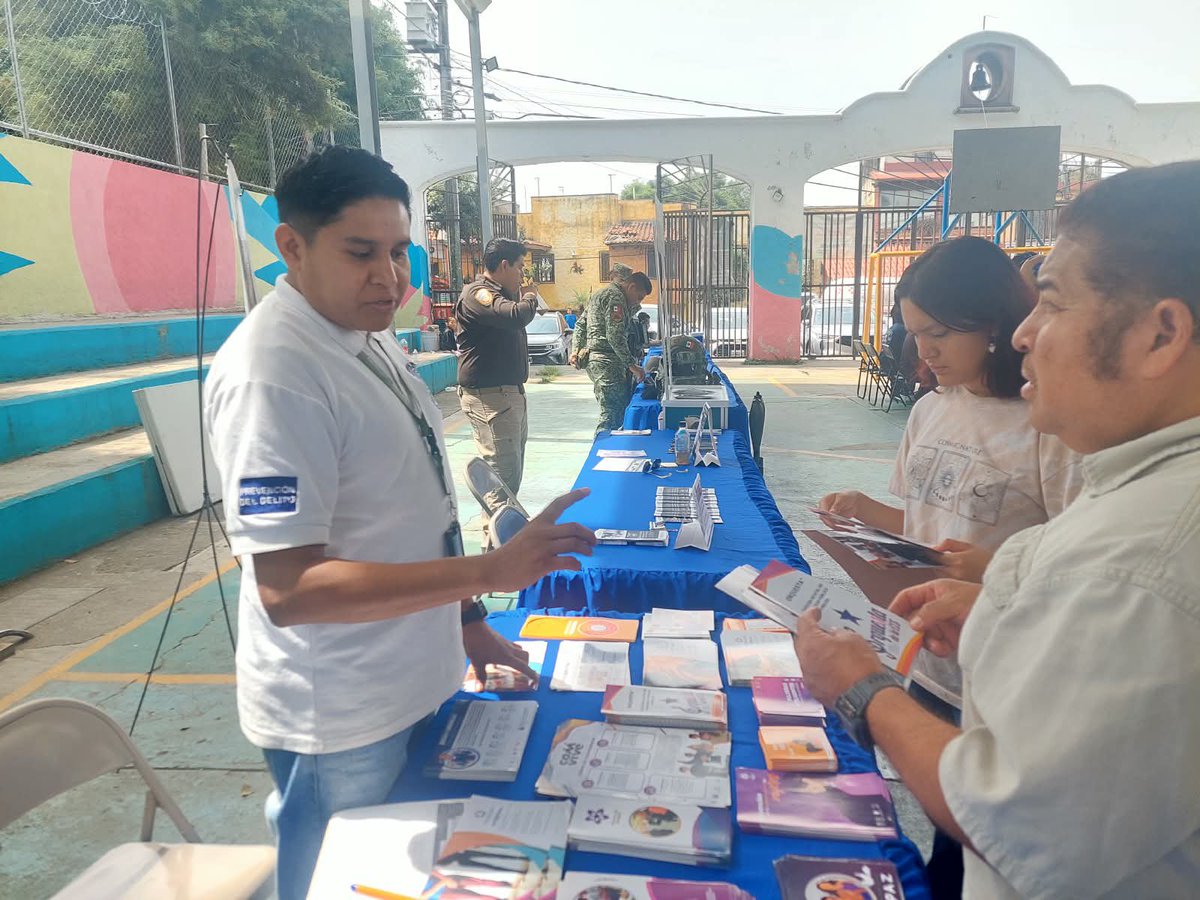 sspc_morelos's tweet photo. Difundimos programas de prevención del delito en la Feria de La Paz de Ahuatepec en Cuernavaca.

Fortalecemos la participación ciudadana en la construcción de entornos más seguros.

Info ➡️ https://t.co/VWSsVhJ0ZT

#MorelosPorLaSeguridad
#LaTierraQueNosUnea https://t.co/HQAzJ7H6I4