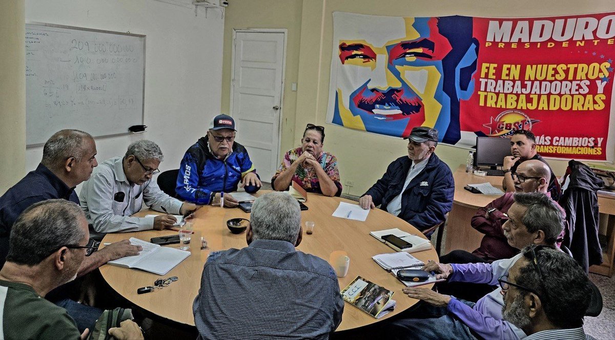 eduardopiate2's tweet photo. La tarde de hoy me reuní con dirigentes de la @cbolivariana. En ella intercambiamos opiniones sobre la coyuntura, se ratificó el apoyo de la #CBST al convenio binacional en materia energética entre los gobiernos de Venezuela y EEUU y evaluamos el despliegue nacional de la Central https://t.co/Y3bk4KyI1K
