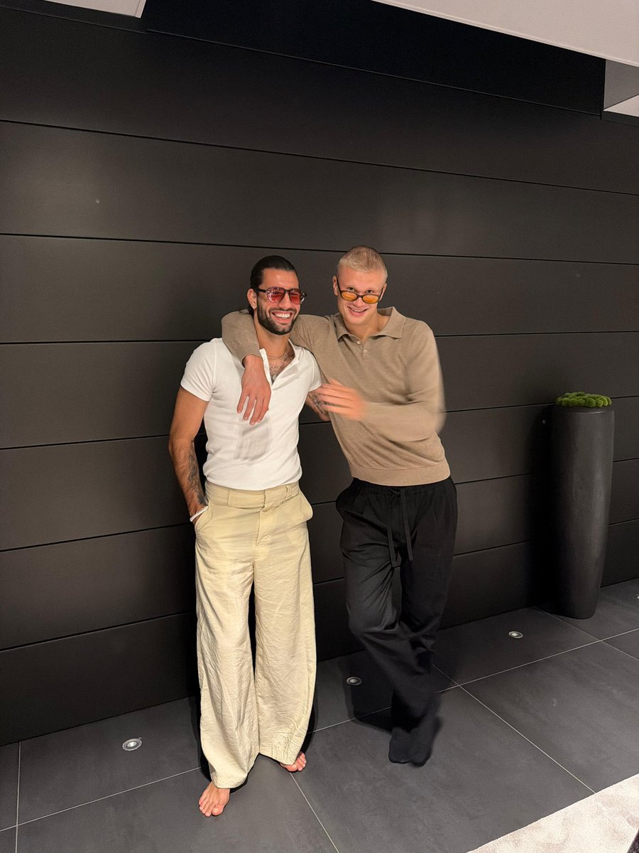 Semonjali's tweet photo. Why are the best players from these two clubs always bestfriends off the pitch? Coincidence? https://t.co/W2LFnk7SVo
