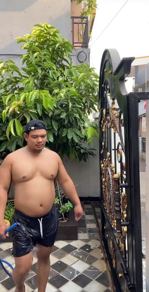 ROyy0987's tweet photo. hot banget mas pagi-pagi basah-basahan 🥵💦 https://t.co/P0HK8D4oIA