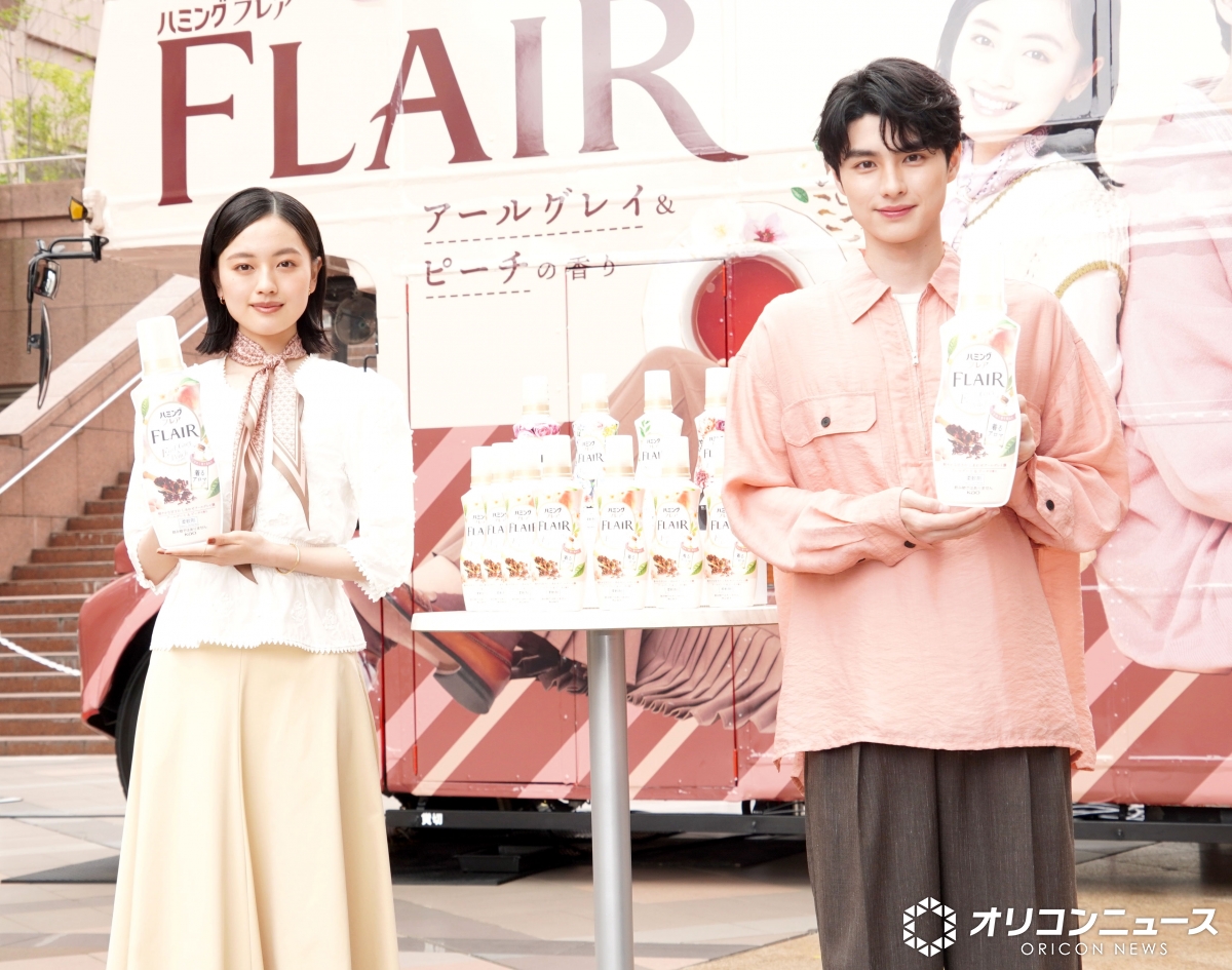 oricon's tweet photo. 本田響矢&amp;上坂樹里、
画面越しの石原さとみにお辞儀💐
念願の柔軟剤CMに「夢かなえました」
https://t.co/oFN3ltut8w
⠀
「ハミングフレア」新CMお披露目
アフタヌーンティーバス出発セレモニー🚌 https://t.co/awLs0sTtpB