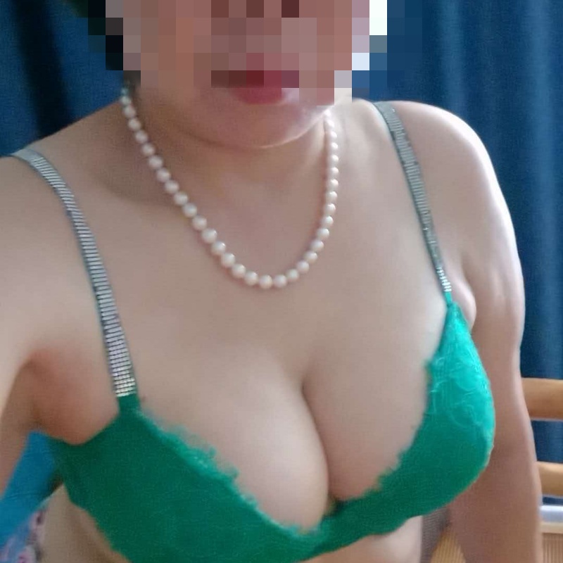 caowomabi's tweet photo. 老母狗说外甥女今天去她那，这几天不要发信息，外甥女八九岁时没少玩她的小逼，完全处于青春期好奇，就是摸舔， https://t.co/QZReXN0c65