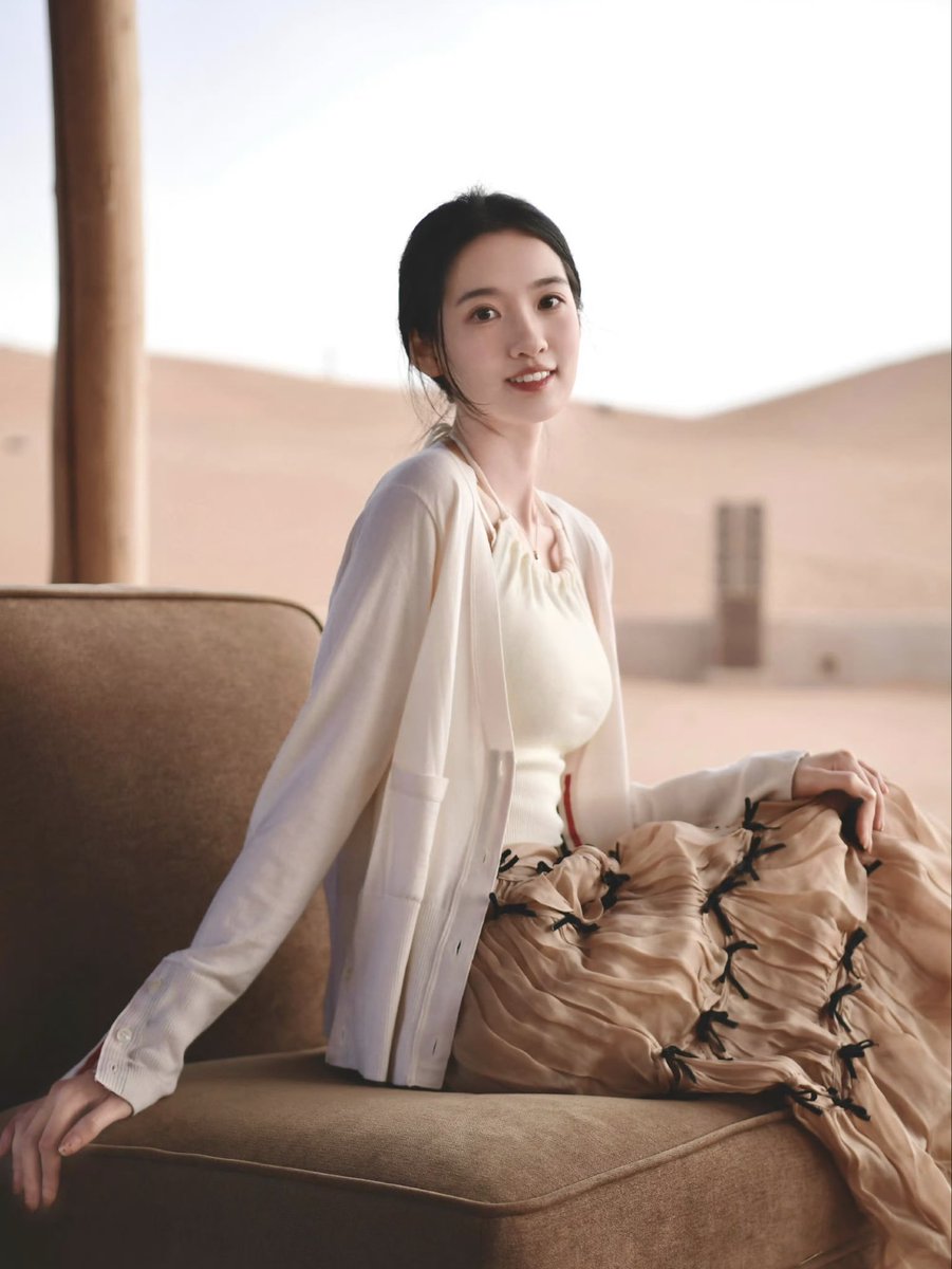 Flqp2987's tweet photo. 长着一张极品的接精脸，一边揉着这对巨乳扛起这双丝袜腿抽插   开脱 https://t.co/NQuVtaMcn2
