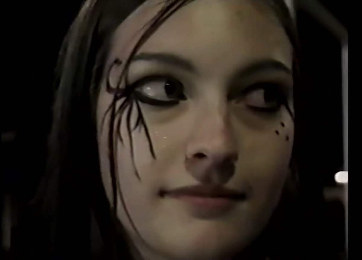 Osalima_'s tweet photo. Vi um documentário chamado "sex, death &amp; eyeliner" hoje, ele entra em vários aspectos sobre a cultura gótica (música, moda, estilo de vida, fetiches, festas) e serve como uma ótima introdução, mas o mais interessante pra mim foi a variedade de visuais... https://t.co/19oxXjklP0