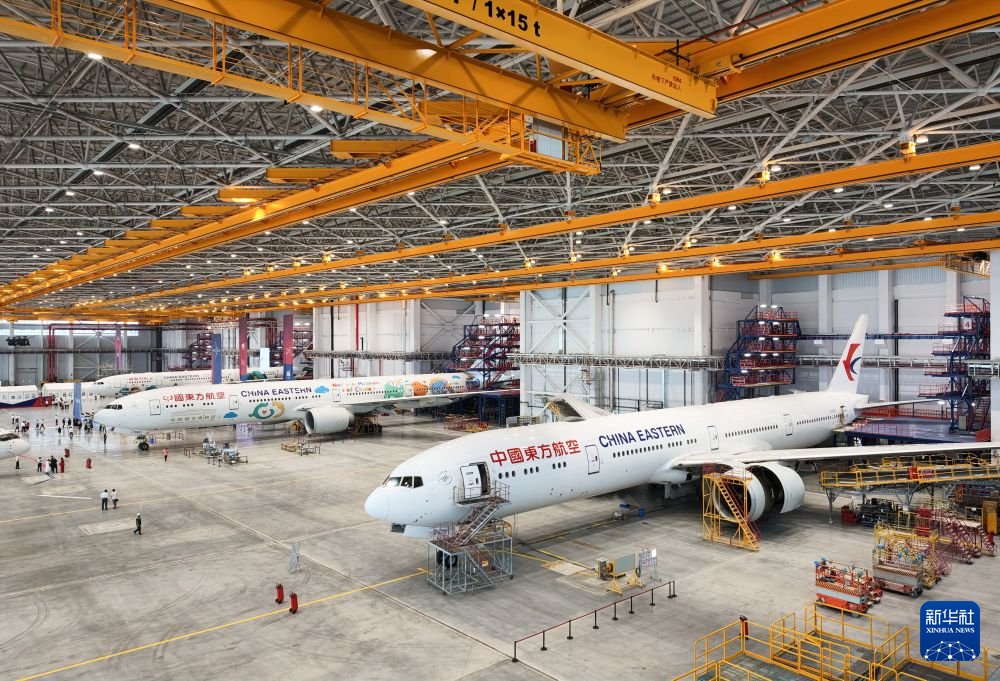 PDChinese's tweet photo. 【亞洲最大寬體機維修機庫在上海投入運營】據中國東航消息，亞洲最大寬體機維修機庫9月2日在上海投入運營。該機庫大廳可以同時容納9架寬體機和2架窄體機開展整機維修作業。機庫大廳跨度達313米、進深達146米，面積約4.6萬平方米，是世界少有的大跨度、大進深寬體機維修機庫。該機庫通過上海浦東國際機場第五跑道延伸滑行道與機場主起落區和航站樓連通，能夠為飛抵上海的全球航空公司客機提供一站式、高效率的維修服務。