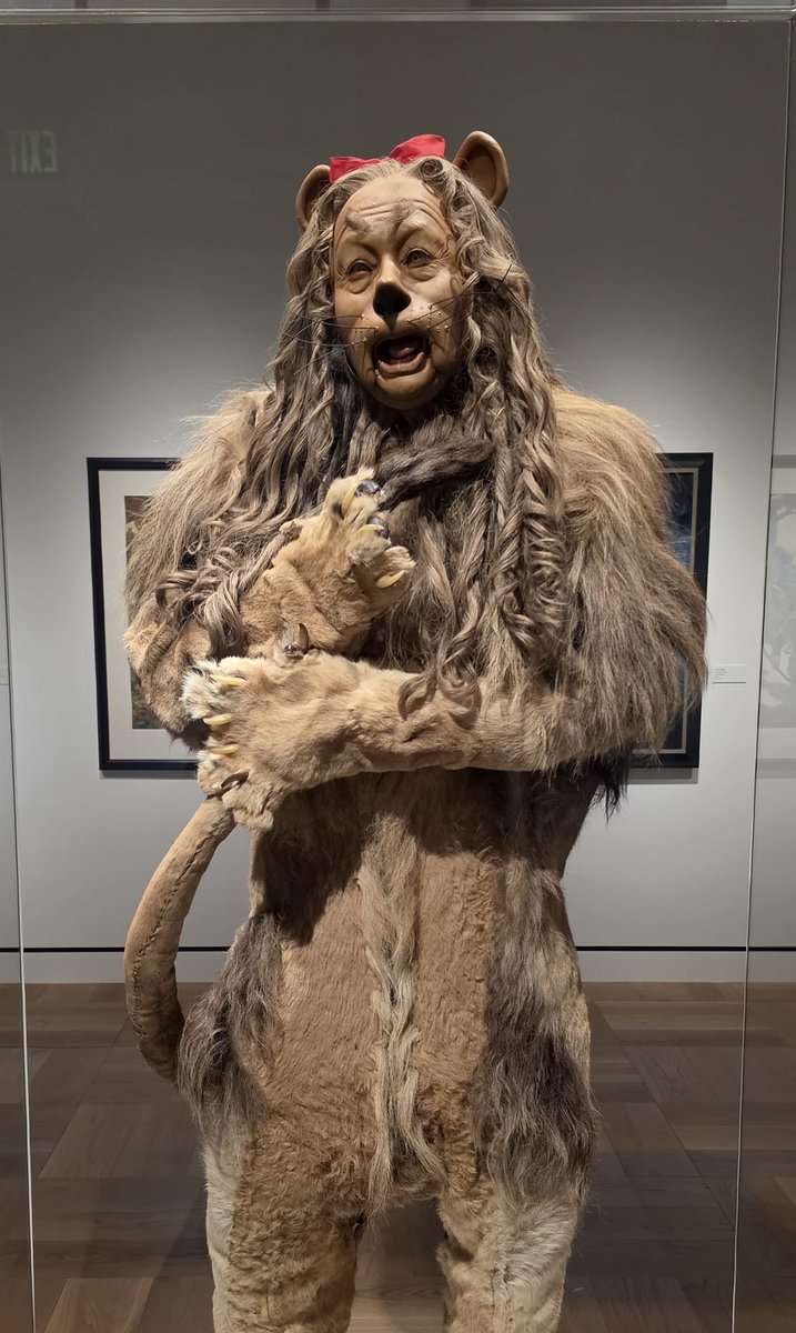 DiscussingFilm's tweet photo. The original costume for the Cowardly Lion from ‘THE WIZARD OF OZ’ on display at the Lucas Museum of Narrative Art. https://t.co/wL1kekAtpo