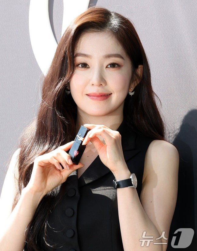 irene_global's tweet photo. Irene at the grand opening of YSL Beauty's boutique in Seoul!

#IRENE #아이린 #RedVelvet @RVsmtown https://t.co/PIAe7z5y3o