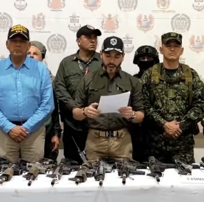 YoAlejoV's tweet photo. Parece que el señor no puede dar una noticia sin leer un papelito. https://t.co/KrrYlgZZbn