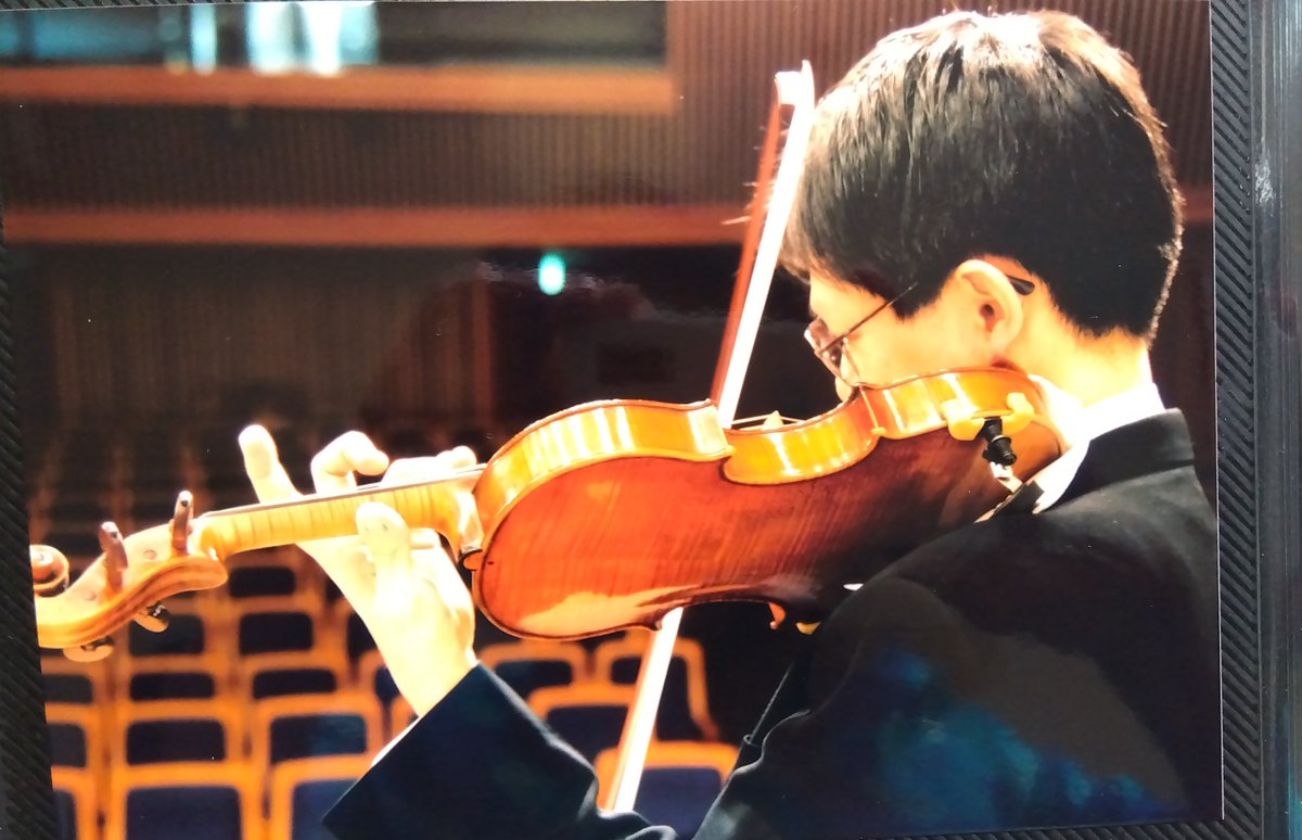 NarimichiViolin's tweet photo. この角度からの写真、
意外とレアな気もするのですが。
ヴァイオリンを弾かれる方にとっては
楽器や左手の構えを
見てしまうアングルかもしれませんね。 https://t.co/ZMQ2T1M4SV