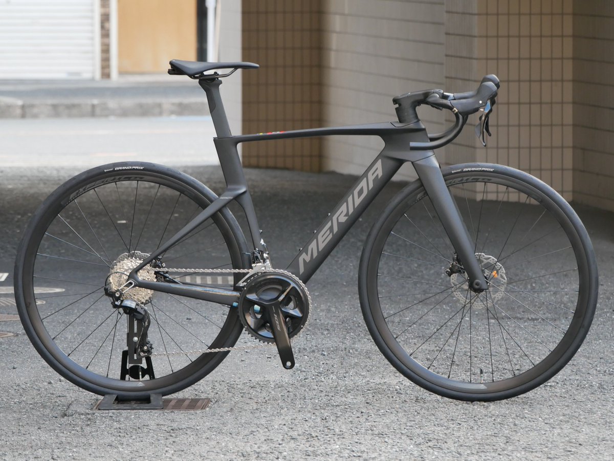 kanzakisenri's tweet photo. 【店頭在庫あり】MERIDA(ﾒﾘﾀﾞ) REACTO 4000 [2027]
トップモデル（CF5）同等のエアロ性能と剛性を備えたCF3カーボンフレームに、シマノ12速105を搭載したお買い得の1台です。
ブラックカラー/50cmｻｲｽﾞを店内にて展示しております ！
HP→https://t.co/SuvXaRBAIq 
#MERIDA #REACTO https://t.co/Jo4JihzkZx