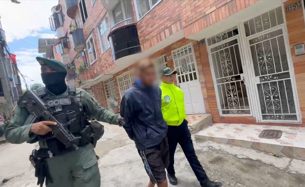 DIJINPolicia's tweet photo. En Armenia (Quindío) fue rescatada una niña de 5 años víctima de abuso y se capturó a alias ‘La Depredadora’, señalada de producir material de explotación sexual infantil. Además, cayó alias ‘Vaquerito’, quien captaba menores mediante engaños en redes sociales.

#DiosYPatria https://t.co/l3ReW5TBSS