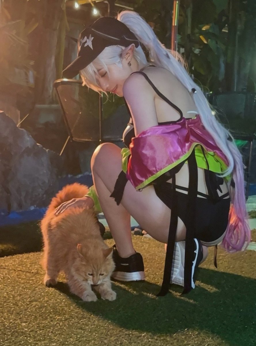 unana_077's tweet photo. スタジオに居た猫ちゃんと戯れてるリリス🐈 https://t.co/aNmfrEtAQu